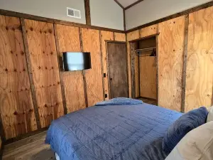 Cozy Waterfront Cabin with Boat Ramp on Lake Fork, Perfect for Fishing Enthusiasts near Quitman, Mis