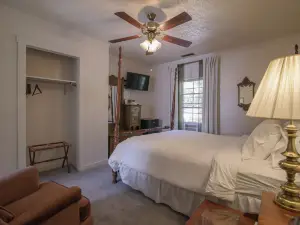 Moore House Inn & Cabins