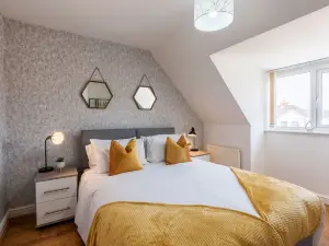 Lovely 4 Bedroom Home w Parking Near Doncaster