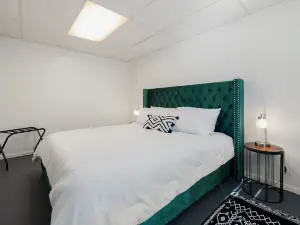 Private Suite, Sleep and Bike- Seconds 2  trail! Private Basement Apartment.