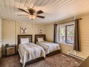 Gasthaus Breck 6 Bedroom Home by RedAwning