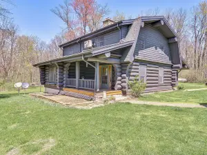 다운타운까지 4마일: 존스빌의 넓은 가족용 캐빈!