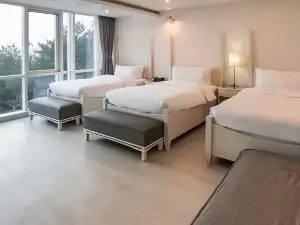 Owl Hotel