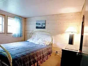 3 BEDROOM LOOKOUT WATERFRONT COTTAGE - SPRING & SUMMER  AVAILABILITY!