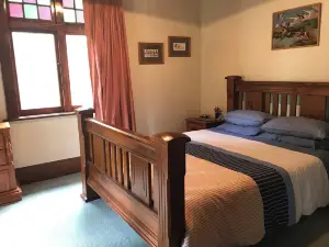 Anglers Cottage adjacent to the Whanganui River. 50Kms to Ruapehu & Lake Taupo.