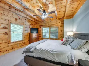 Cozy Retreat w/ Deck & Sapphire Resort Access!
