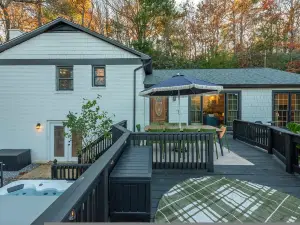 Expansive Deck Sleeps 16 Hot Tub Game Room