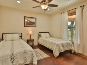 Spacious Farm Stay Near Cave Run Lake & Red River Gorge. Sleeps 14