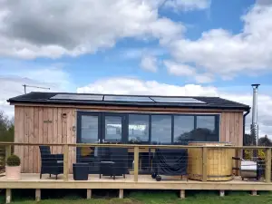 Cleeves Cabins Ailsa Luxury Lodge with Hot Tub