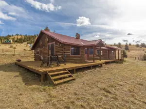Meadow Valley and Cozy Comfort - Charming Log Cabin Retreat