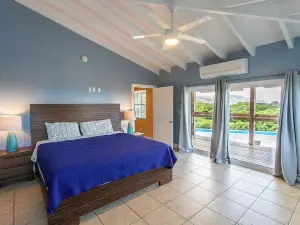 Captains' Quarters-3-bedroom house with WiFi, AC, full kitchen, pool & apartment