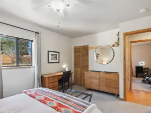 Single Tree Cottage - Walk to Downtown Chama!