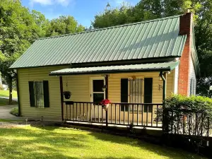 Adorable 2 Bedroom Cottage 3 blocks from downtown square