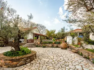 The Blue House Seaside Retreat - Fully Equipped