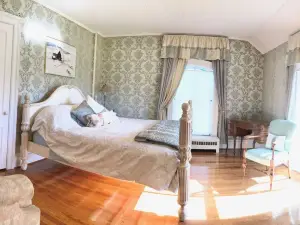 Spacious 5-bedroom w/ huge yard. Rural getaway!