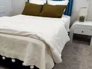 Sun-Filled 1 Bedroom Overlooking Water Street  - No Cleaning Fee