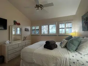 Relax at Pine Island, 2 bed 2.5 bath. 3 Bikes, 2 Kayaks, 2 heated pools new pier