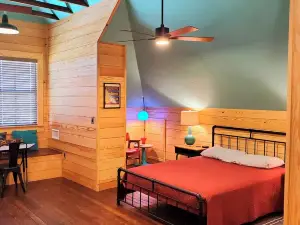 Historic Home with Whimsical Theme located 3 blocks from Shiner Brewery