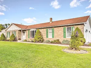 Charming Lewisburg Home w/ Hot Tub & Games!