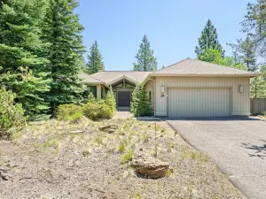 10 Tan Oak Home Features Private Hot Tub and BBQ on the Deck by RedAwning
