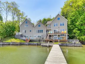 บ้านริมน้ำที่ Seneca Lake: มีแอ่งไฟ+ท่าเรือเรือ