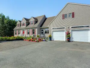 3 Mi to Shore! Searsport Apt w/ Shared Pool