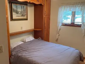 Quiet Lake with Kayaks and Direct Beach Access!
