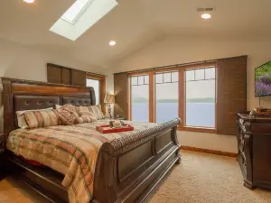 Lakefront Luxury on Deer Lake