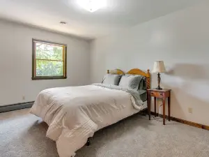 9 Mi to Downtown Rushville: Cozy Getaway w/ Grill
