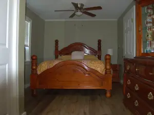 Cozy, centrally located, 1-bedroom house in Houma! On the Bayouside