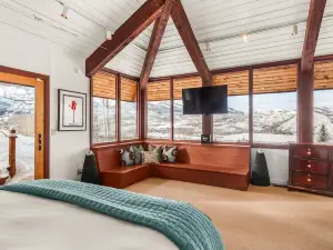 Charming 3-bedroom, 3-bath mountain residence escape just 10 min. from Aspen.