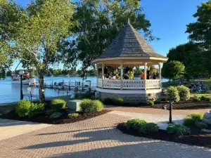 *NEW* Large Backyard ~ Game Room ~ Firepit ~ Lake