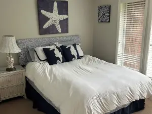 Lake Front Home. Private stairs to private beach and bay. upscale 5 bedroom home