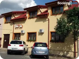 多進旅館