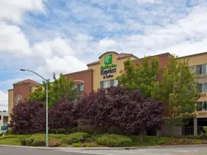 Holiday Inn Express & Suites BELMONT by IHG