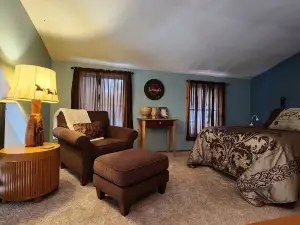 Newly renovated. Cozy home for a perfect quiet getaway 25 miles from Marquette
