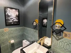 Stylish Emerald City Inspired Studio with Parking; Quiet Evanston Retreat