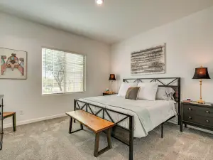 Mtn Views & Private Hot Tub: Buckeye Getaway