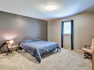 Elwood Townhome w/ Patio - 7 Mi to Johnson Lake