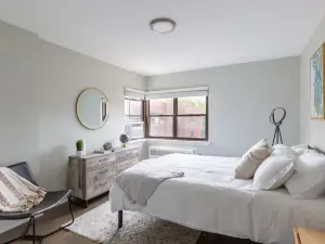 Charming Retreat in Evanston Right Next to Beach