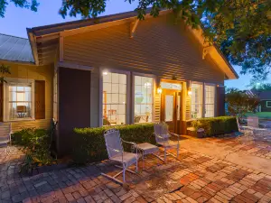 Luscious Lawn and Scenic Riverbank - Enchanting Family Escape