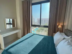 Charming 2BR apartment, beach access and pool view, ideal for extended stays.