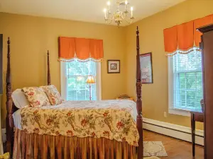 The Magnolia Room - Private Studio w/ Ensuite Bath in Historic Downtown Home