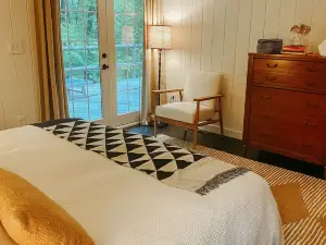 Cozy Mountain 2-bedroom cabin in Kerhonkson, WiFi and nature