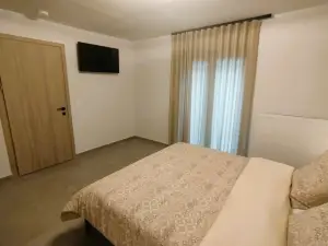 Frank & Jimmy’s Apartment II