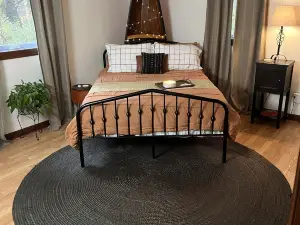 Charming & Cozy River Front Cabin- Close to ski mountains. Ski,Fish,Swim & Hike!