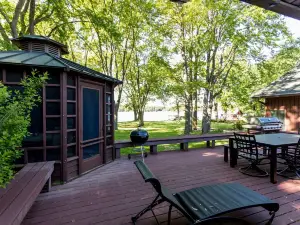 Luxurious Lake McKenzie Cabin Getaway ~ Recently Remodeled! EV Charger on Site
