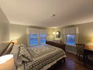 Four Season Woodsy Retreat with Private Pool. Skiing, Hiking, Kayaking