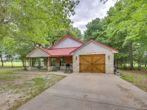 Dog-Friendly Wills Point Home w/ Grill on 10 Acres