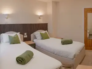 Modern 3BR Flat in Central Plymouth Free Parking Sleeps 6